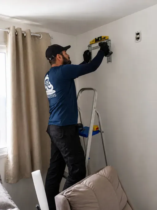 Técnico ATL instalando ar-condicionado
